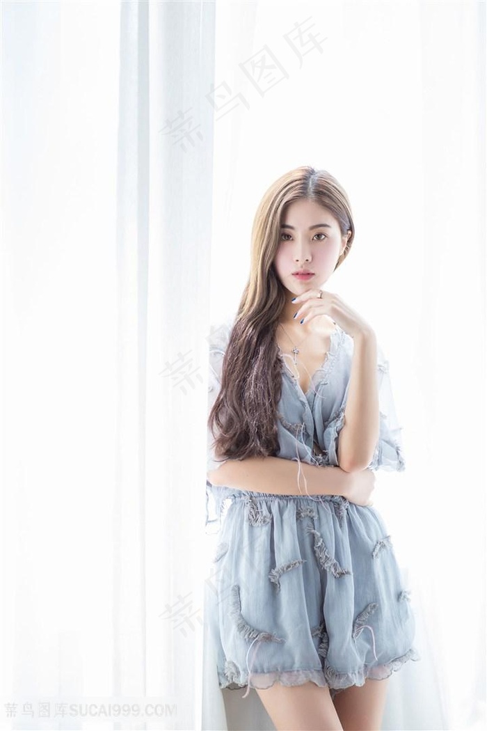 我和年轻的女教师观看